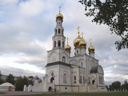 В Спасо-Преображенском кафедральном соборе совершено Всенощное бдение с чином Воздвижения Креста