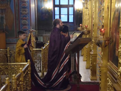 В субботний день Преосвященный архипастырь совершил Божественную Литургию и панихиду