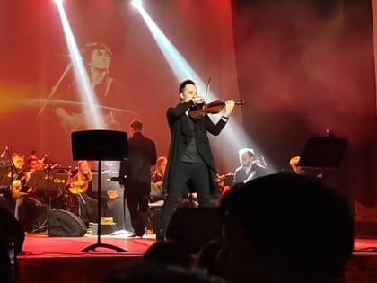 "Группа крови" на рукаве... фрака: хиты русского рока - в Абакане