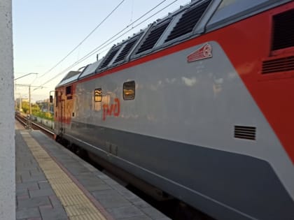 В Хакасии пассажиров электрички поздравили с Днем Победы знаменитыми фронтовыми песнями