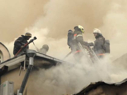 В Абакане загорелся еще один жилой дом