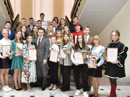 Глава Хакасии вручил премии талантливой молодежи