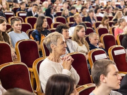 В День знаний «Ростелеком» показал в Абакане шоу «Классика на Дворцовой»