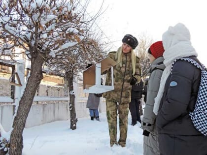 Кадеты абаканской школы изготовили для мерзнущих и голодных птиц кормушки