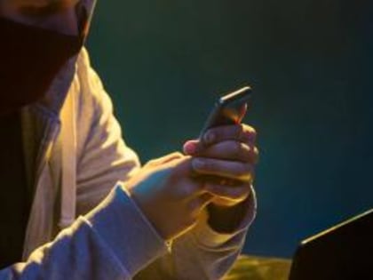 Девушку-инвалида по слуху из Саяногорска обманул мошенник