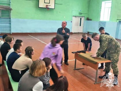 Росгвардейцы провели для абаканских кадетов мастер-класс по сборке и разборке автомата Калашникова