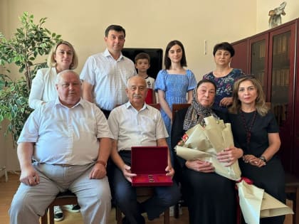 Семейной паре из Абазинского района был вручен знак отличия Карачаево-Черкесской Республики «Образцовая семья"