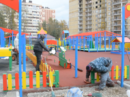 Благоустройство территории у детского сада «Филиппок» в Абакане продолжается