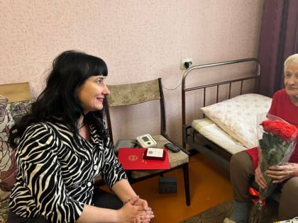 В преддверии 80-летия со Дня снятия блокады Ленинграда Татьяна Карташова и Лавриненко Светлана вручили именной Почётный знак «В честь 80-летия полного освобождения Ленинграда от фа