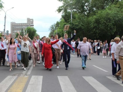 Выпускной в Абакане: дождь, град, а потом шикарная радуга!