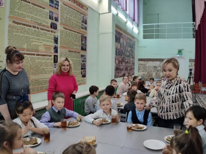 «Партийный десант» по оценке качества горячего питания прошёл в абаканской школе № 11.