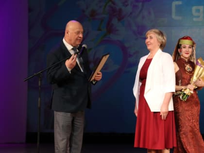 В Хакасии поздравили и вручили награды медицинским работникам