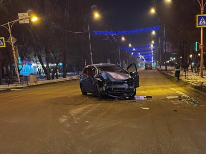 Неуправляемая иномарка протаранила электроопору в Абакане