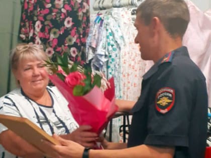 Продавец сельского магазина не дала женщине отправить последние деньги мошенникам