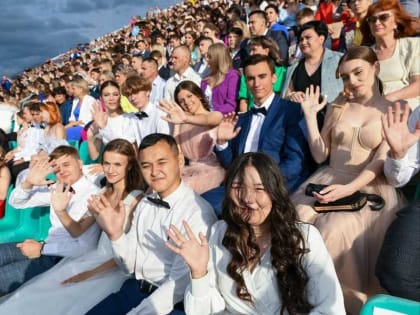 Валентин Коновалов поздравил выпускников с окончанием школы