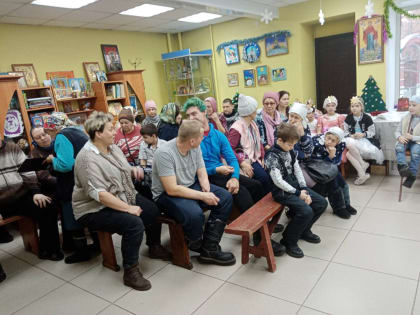 Воспитанники воскресной школы поздравили с праздниками детей с ограниченными возможностями