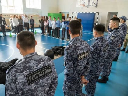 Росгвардейцы познакомили абаканских школьников с военными профессиями