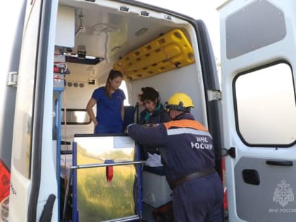 В Хакасии спасатели вертолетом эвакуировали из тайги красноярскую туристку