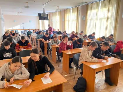 Для студентов Хакасского политехнического колледжа провели урок памяти «О героях былых времен»