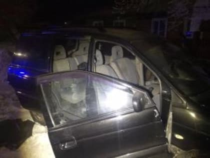 Пассажир выпал из автомобиля в Хакасии