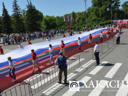 Счастливые люди прошагали по центру Абакана