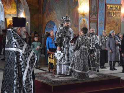 В Спасо-Пребраженском соборе прошла вечерня с выносом Святой Плащаницы