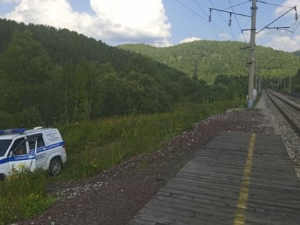 В Хакасии мужчина попал под грузовой поезд. Травмы тяжелые