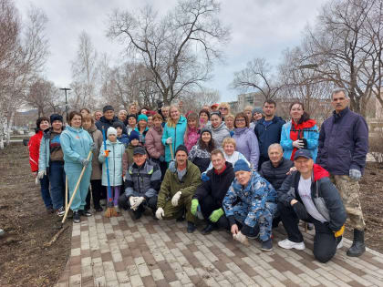 В Саяногорске продолжаются субботники. Еще в прошлые выходные школьники, специалисты различных предприятий и общественных организаций начали наводить порядок на своих территориях