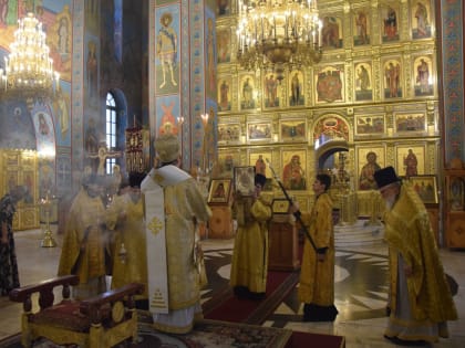 В день празднования годовщины интронизации Святейшего Патриарха архипастырь совершил Божественную Литургию в Спасо-Преображенском кафедральном соборе