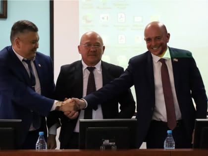 Соревноваться в том, кто больше сделает полезного для Хакасии, призвал коллег Председатель Верховного Совета Хакасии Сергей Сокол