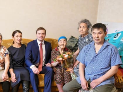 Глава Хакасии поздравил со 100-летием ветерана труда Анну Уязнову