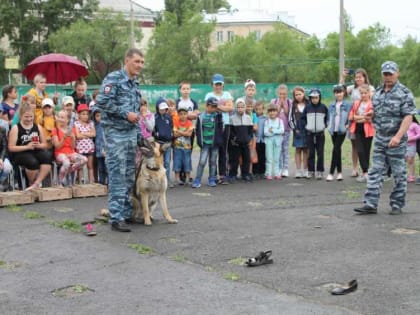 Черногорские полицейские провели время в детском пришкольном лагере