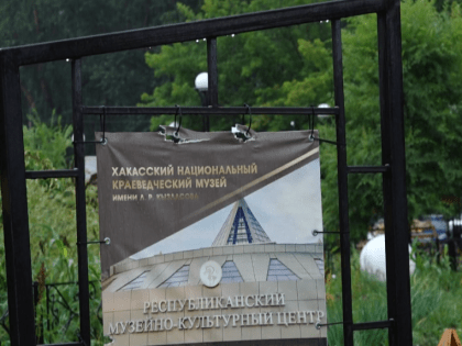Сотрудники республиканского музея жалуются на подростков. Мальчишки портят баннеры с афишами
