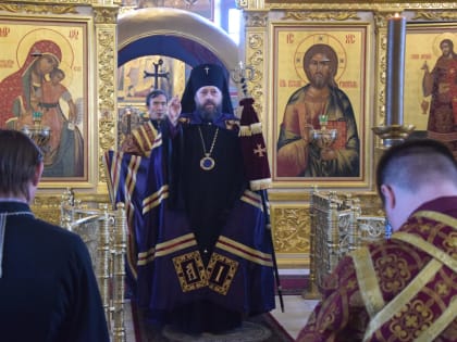 В кафедральном соборе совершено Всенощное бдение с чином выноса Креста