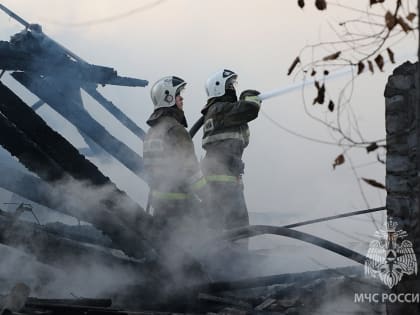 В Черногорске очевидцы пожара помогли спастись женщине