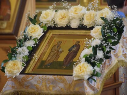 В день памяти святых первоверховных апостолов Петра и Павла Преосвященный Владыка возглавил совершение Божественной Литургии в кафедральном соборе