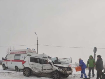 У деревни Кайбалы Нива сплющила иномарку