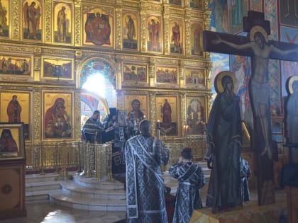 Управляющий епархией совершил последование Царских часов Великого Пятка
