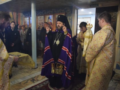 В день праздника Богоявления Правящий архиерей совершил Божественную Литургию в Никольском соборе и чин Великого освящения воды на реке Абакан
