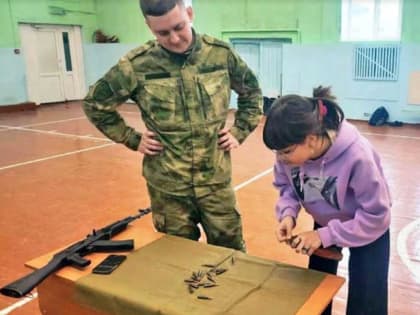 Росгвардейцы обучили абаканских кадетов сборке и разборке автомата