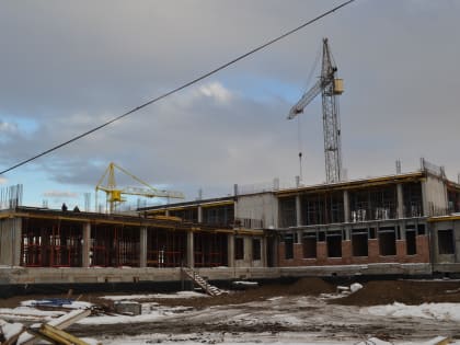 Строители приступили к возведению стен школы в Белом Яре