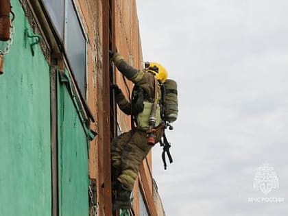 Пожарные МЧС провели пожарно-тактическое учение в троллейбусном депо Абакана