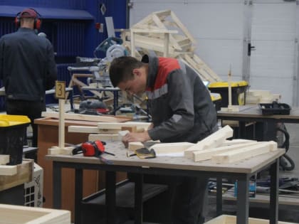 В техникуме коммунального хозяйства и сервиса завершились демонстрационные экзамены по компетенции «Плотницкое дело»