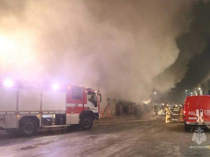 Подробности крупного пожара на площади 1,5 тыс кв. м в Абакане. Видео