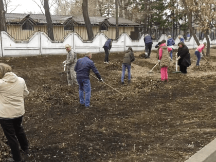 Субботники прошли сегодня в Пушкинском сквере и в Георгиевском саду