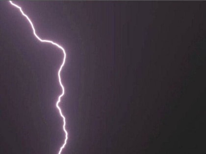 Молния ударила в статую Иисуса Христа в Рио-де-Жанейро