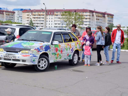 Десятки рисунков на автомобилях и асфальте нарисовали саяногорцы ко Дню Енисея