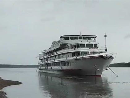 Пассажирский теплоход получил повреждение во время рейса на Енисее