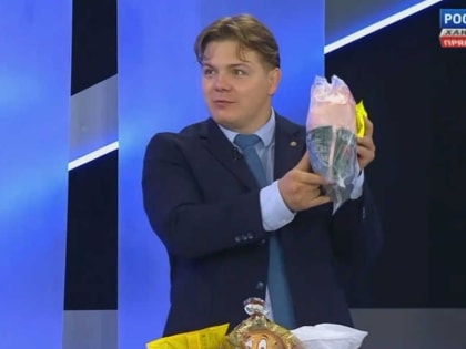 Выборы Хакасии: на дебатах один из кандидатов потряс яйцами и сырой курицей