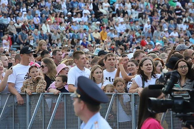 День металлурга в саяногорске 2024 год. День металлурга Саяногорск. Знаменитости из Абакана. Праздники на стадионе Строитель Минусинск. День металлурга в Саяногорске 2007.